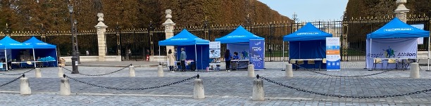 stand bleus de la fondation devant le jardin du luxembourg