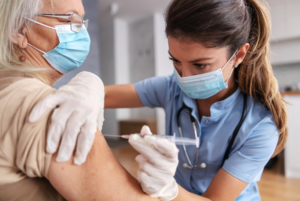 Infirmière qui fait un vaccin contre la grippe