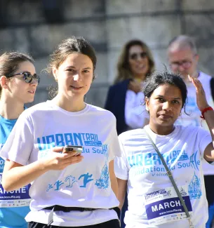 2 jeunes femmes qui marchent à l'urbantrail de la FDS