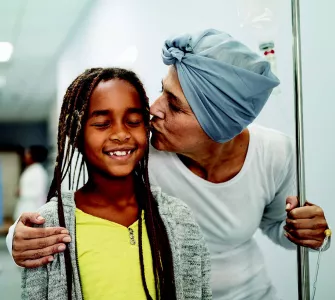 femme avec un cancer et une petite fille à côté