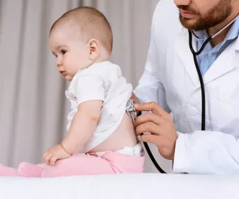 médecin qui osculte un bébé au stéthoscope