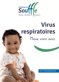 Bébé qui sourit assis 